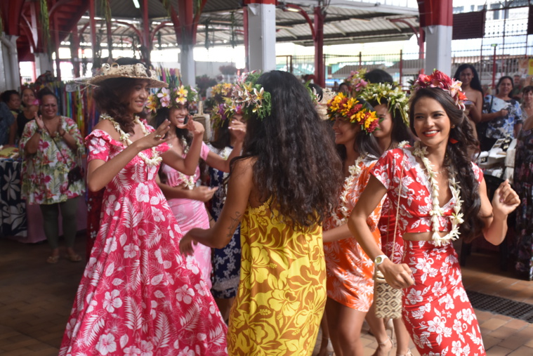 Les candidates se sont laissé aller à quelques pas de 'ori tahiti pendant leur visite. Les candidates se sont laissé aller à quelques pas de 'ori tahiti pendant leur visite.