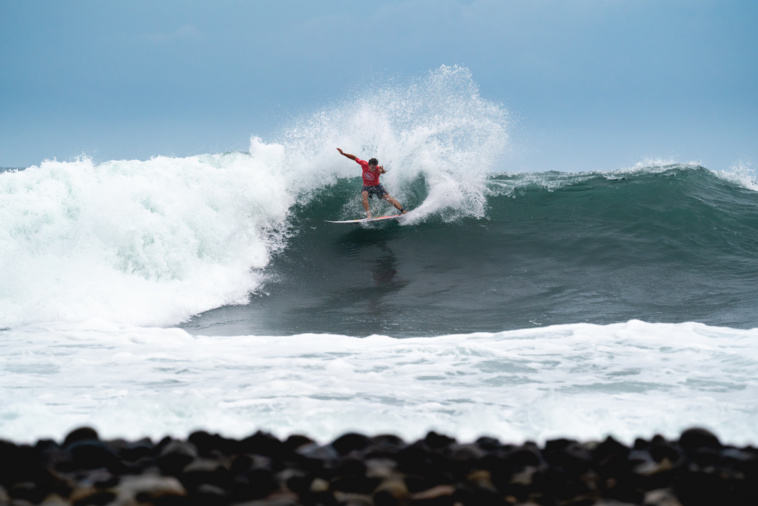 Kauli Vaast a bien digéré son élimination du tableau principal en passant avec la manière ce lundi ses deux premières séries de repêchage. (photo : Pablo Jimenez/ISA)