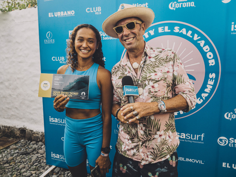 Vahine Fierro aux côtés du président de l'ISA, Fernando Aguerre. (photo : Pablo Franco/ISA)