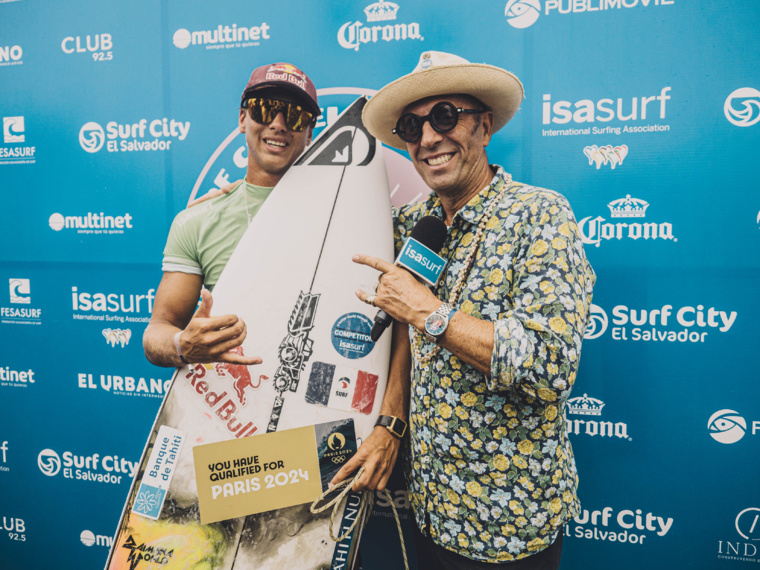 Kauli Vaast au Salvador qui reçoit son ticket pour les JO du président de l'ISA, Fernando Aguerre. (photo : Pablo Franco/ISA) Kauli Vaast au Salvador qui reçoit son ticket pour les JO du président de l'ISA, Fernando Aguerre. (photo : Pablo Franco/ISA)
