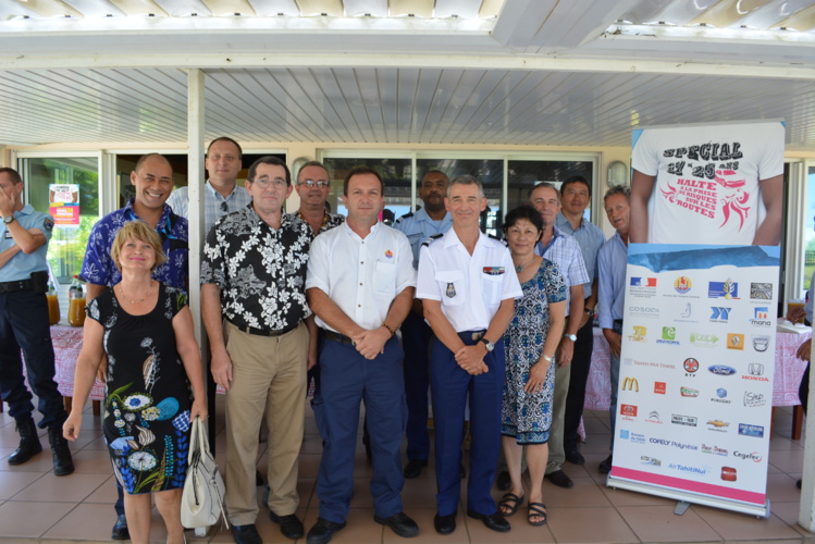 Le colonel Caudrelier (commandant la gendarmerie), Mme Chantal Serra (directrice de la DTT) entourés des acteurs de l'opération "Halte à la prise de risque".