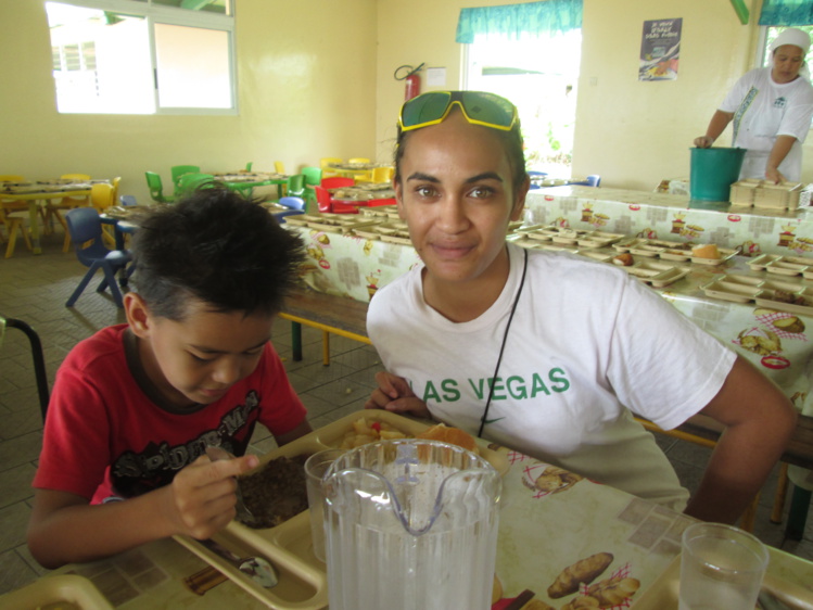 Ella Mouati, 22 ans travaille à la cantine scolaire de Vaira'o depuis un an.