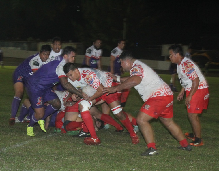 Allan Gooding (ballon en main) et Papeete ont nettement disposé (26-3) de Paea Manu Ura.
