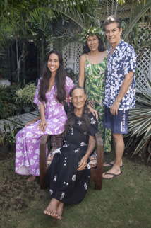 Ravahere avec sa “mémé” et ses parents au domicile familial de Tipaerui. Ravahere avec sa “mémé” et ses parents au domicile familial de Tipaerui.