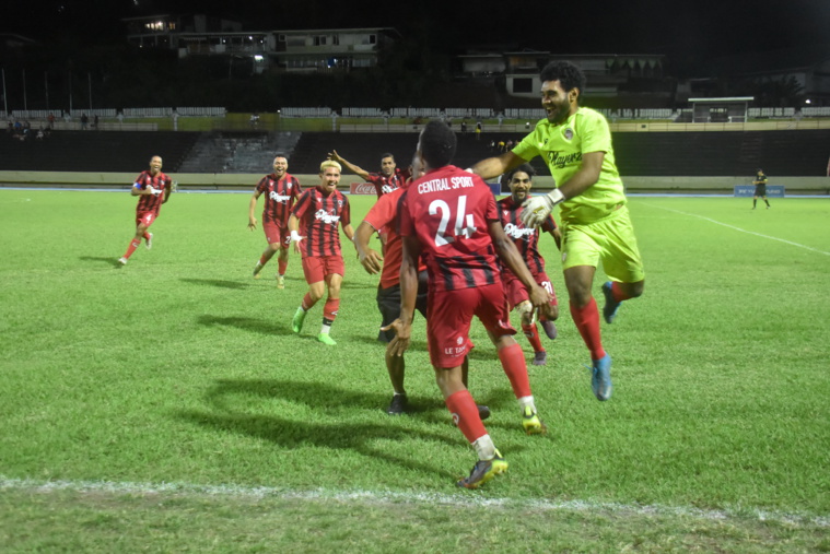 La joie des joueurs de Central après le tir au but victorieux d'Eranio Yakuela.