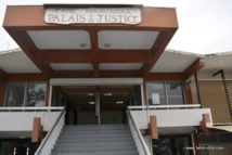 Il ne fait pas le ménage : elle lui plante un couteau dans le dos Il ne fait pas le ménage : elle lui plante un couteau dans le dos