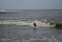 Jour de mauvais temps à Paea le 15 mars 2014. A l'embouchure de la Vaiatu, des body boarders jouent avec les vagues dans l'eau marron en provenance de la rivière.