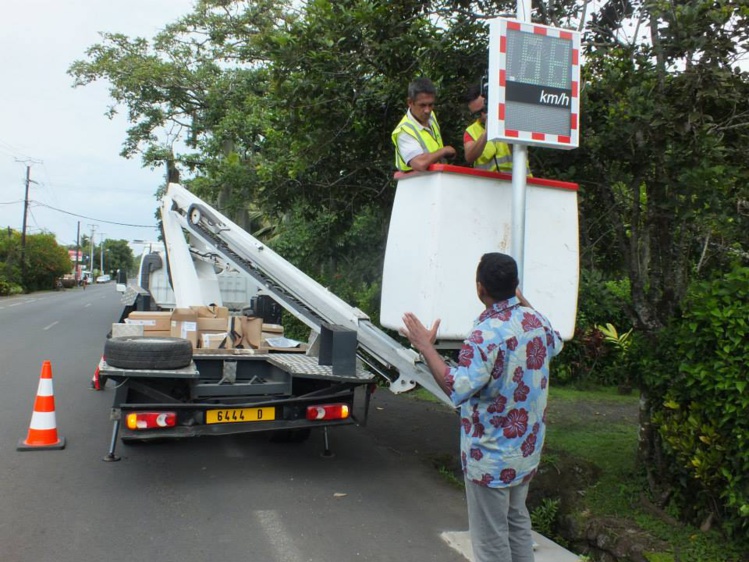 Ici, le maire de Teva i uta Tearii Alpha assiste à l'installation d'un des radards à Mataiea. Ici, le maire de Teva i uta Tearii Alpha assiste à l'installation d'un des radards à Mataiea.