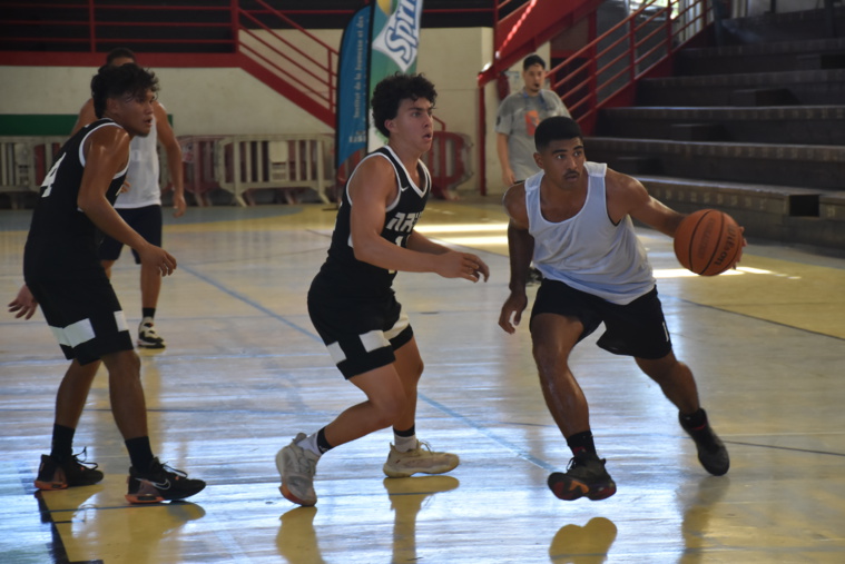 : Les joueurs de Bora Bora (en blanc) ont inquiété pendant une mi-temps leurs rivaux de Arue. : Les joueurs de Bora Bora (en blanc) ont inquiété pendant une mi-temps leurs rivaux de Arue.