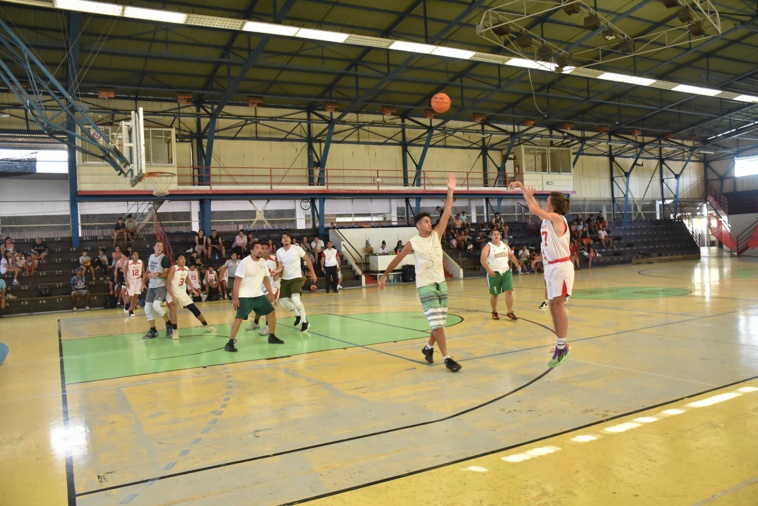 Grâce à une grosse adresse en début de match, les U18 (en rouge et blanc) ont rapidement creusé l'écart au score face à Moorea. Grâce à une grosse adresse en début de match, les U18 (en rouge et blanc) ont rapidement creusé l'écart au score face à Moorea.