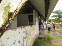 Le local qui abrite la machine à glace de Tautira menace de s'effondrer d'un moment à un autre.