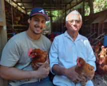 Pour monter son élevage, Gill Handerson a été accompagné pendant une année par Sylvain Todesco, consultant et formateur, fondateur de Red Gallina à Tahiti.