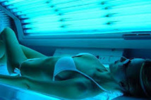 Les dangers des cabines de bronzage dénoncés par les dermatologues