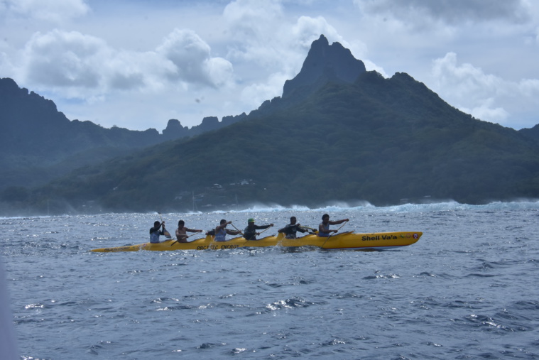 Les rameurs de Shell Va'a lors de leur remontée de la côte ouest de Moorea. Les rameurs de Shell Va'a lors de leur remontée de la côte ouest de Moorea.