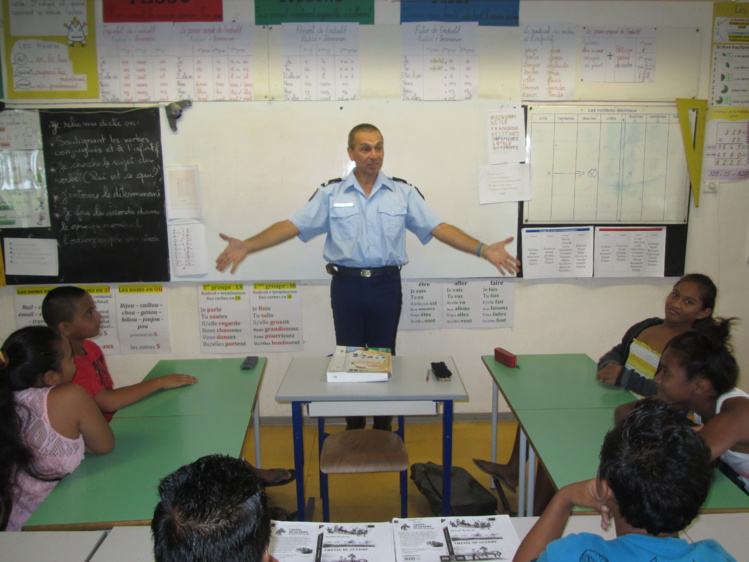 Michel Teuira de la cellule de prévention routière de la gendarmerie en pleine explication sur l'importance du BSR