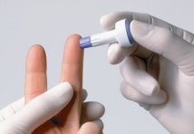 Un test sanguin sera effectué auprès des enfants : un simple piqûre au bout du doigt effectuée par une infirmière de la Direction de la Santé suffit.