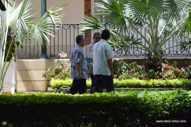 Luc Tapeta, chargé de la réforme de la PSG en discussions avec Regis Chang, directeur de la CPS et Marcel Tuihani, président de l'Assemblée, mardi en marge du comité de majorité, à la Présidence