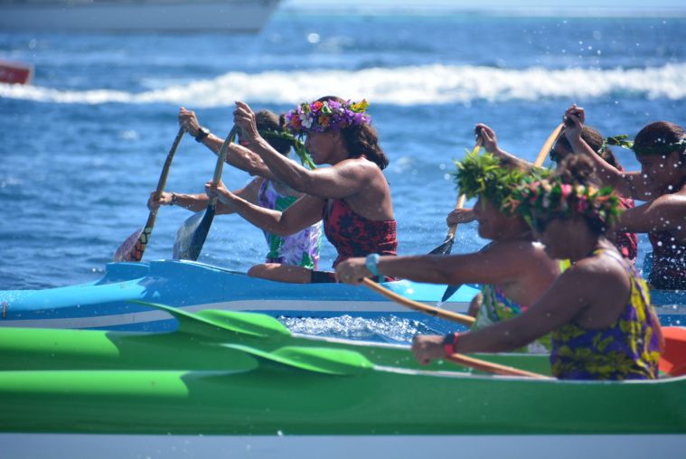 Les rameuses de Teva (au second plan), victorieuses chez les dames, en duel ici avec un équipage mixte. Les rameuses de Teva (au second plan), victorieuses chez les dames, en duel ici avec un équipage mixte.