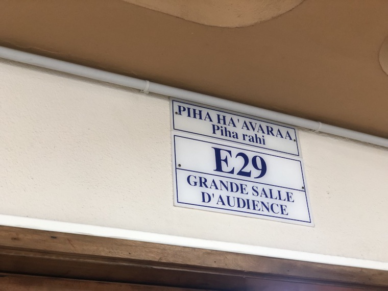 Il menace son frère avec un harpon Il menace son frère avec un harpon