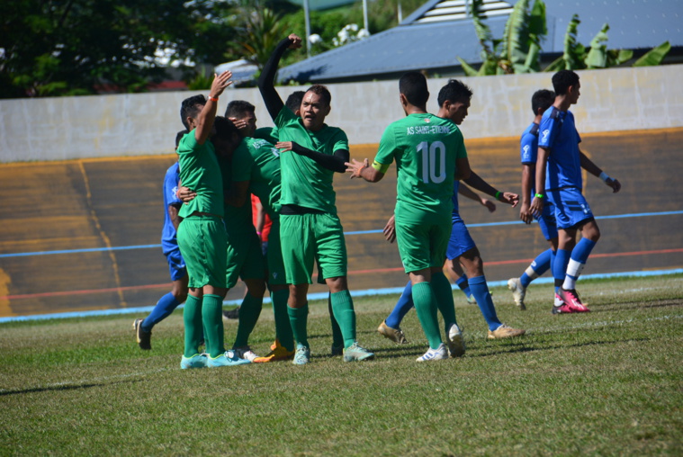 Les Marquisiens de l'AS Saint-Etienne, de Ua Pou, qui célèbrent leur premier but contre Mira. Les Marquisiens de l'AS Saint-Etienne, de Ua Pou, qui célèbrent leur premier but contre Mira.