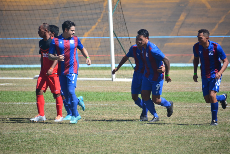 Les joueurs de l'AS Samine autour de leur buteur Steevy Chong Hue (numéro 9). Les joueurs de l'AS Samine autour de leur buteur Steevy Chong Hue (numéro 9).