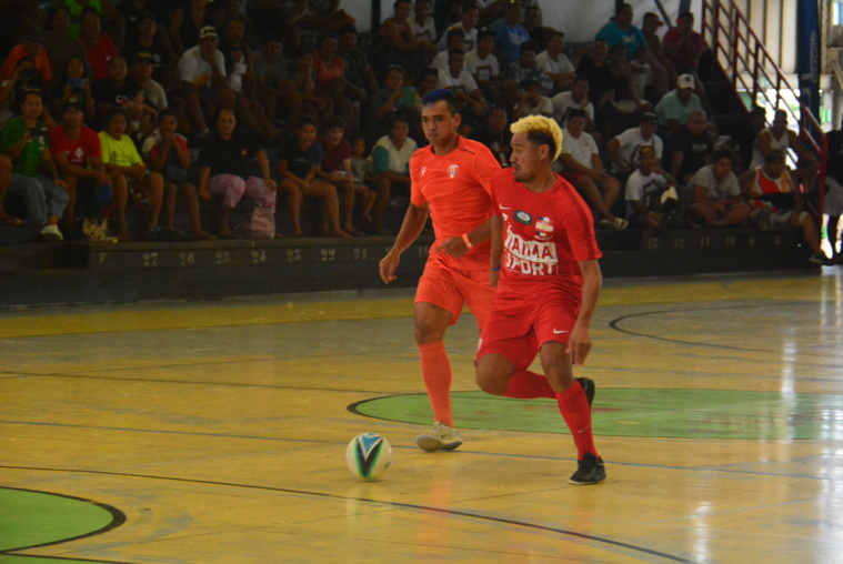 Pour leur deuxième match face à Hiva Oa, les joueurs de Rapa ont troqué leur maillot bleu pour du rouge.
