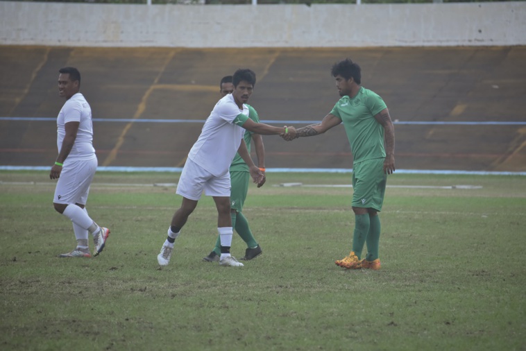 Les joueurs de l'AS Tiare Hinano qui ont troqué leur habituel maillot mauve pour du blanc lors de leur match face à l'AS Saint-Etienne, de Ua Pou