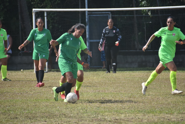 Les Marquisiennes de l'AS Saint-Étienne, ici avec leur capitaine Thérèse Hapipi ballon au pied, remontent à la deuxième place du classement après leurs deux victoires, ce jeudi. Les Marquisiennes de l'AS Saint-Étienne, ici avec leur capitaine Thérèse Hapipi ballon au pied, remontent à la deuxième place du classement après leurs deux victoires, ce jeudi.