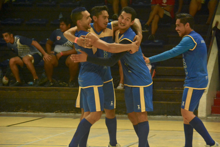 La joie des joueurs de l'AS Domina après leur quatrième but inscrit contre Takaroa. La joie des joueurs de l'AS Domina après leur quatrième but inscrit contre Takaroa.