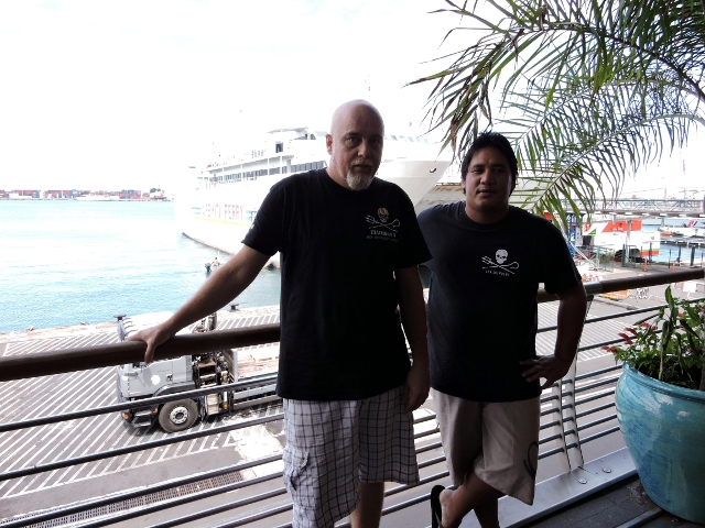 Jean-Marc Mahiatapu, président de l'antenne Sea Shepherd à Tahiti (à droite), aux côtés de Yves-Michel Denis, vice-président.