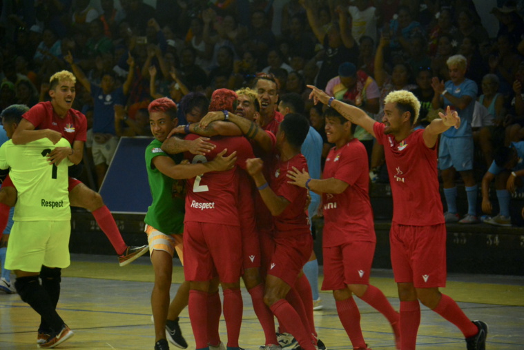 Les joueurs de Rapa savourent leur troisième victoire de suite au Festival des îles. Les joueurs de Rapa savourent leur troisième victoire de suite au Festival des îles.