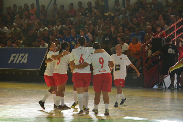 Les joueuses de Pirae qui savourent leur succès en finale. Les joueuses de Pirae qui savourent leur succès en finale.