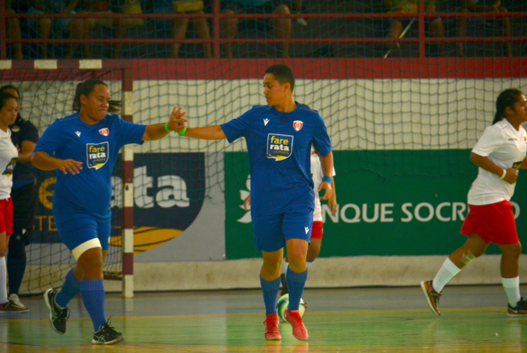 Hereura Chu (à droite) a ouvert la marque pour Taha'a dans le premier quart d'heure. Hereura Chu (à droite) a ouvert la marque pour Taha'a dans le premier quart d'heure.