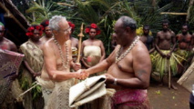 Alain du Boispéan, ambassadeur de France à Vanuatu, a reçu le rang coutumier de « Mwase Buldara » de la part des grands chefs de l’île de Maewo.