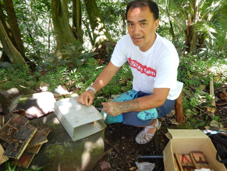 A Fatu Hiva Manu emploie un habitant de l'île pour entretenir 700 pièges à rats