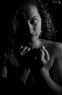 Selon la photographe, cette photographie de Méline pourrait s’intituler "mon combat contre moi-même". Selon la photographe, cette photographie de Méline pourrait s’intituler "mon combat contre moi-même".