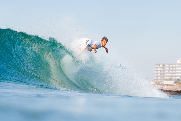 Kauli Vaast devrait être de retour aux affaires ce mardi à l'US Open où il disputera sa série des 16èmes de finale. (photo : Pierre Tostee/WSL)