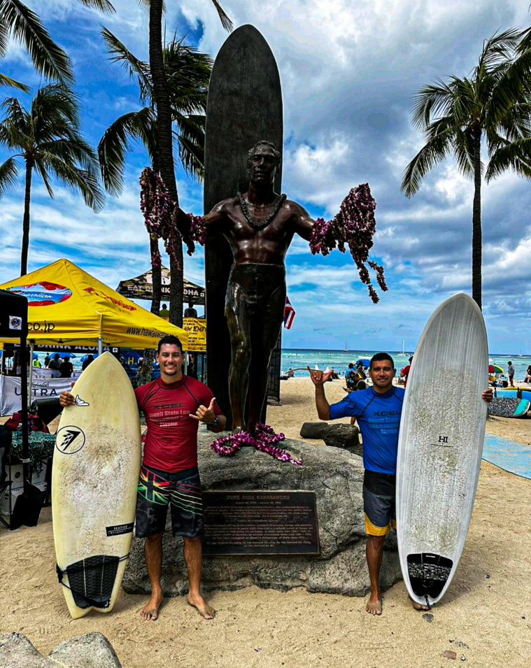 Deux policiers tahitiens médaillés en surf à Hawaï