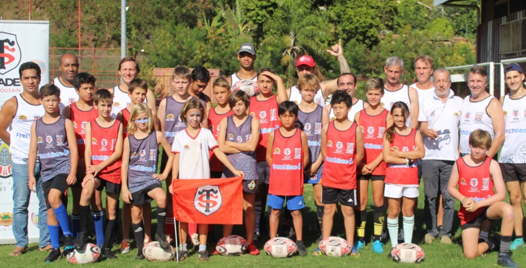 Philippe Laurent et Marc Dantin, qui entourent Alain Serres (à droite lunettes en main), ont été délégués par le Stade Toulousain, partenaire de Papeete RC.