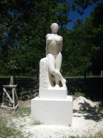 “Tiki Vahine” (240x80x80 cm) réalisée à base de pierre de Migné, banc royal. Crédit : Jonathan Mencarelli. “Tiki Vahine” (240x80x80 cm) réalisée à base de pierre de Migné, banc royal. Crédit : Jonathan Mencarelli.