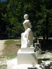 “Tiki Vahine” (240x80x80 cm) réalisée à base de pierre de Migné, banc royal. Crédit : Jonathan Mencarelli. “Tiki Vahine” (240x80x80 cm) réalisée à base de pierre de Migné, banc royal. Crédit : Jonathan Mencarelli.