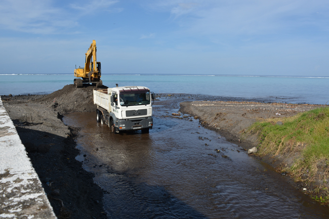 Les camions de la mairie de Paea circulent directement dans le lit de la rivière pour charger les matériaux pris directement dans le lagon.