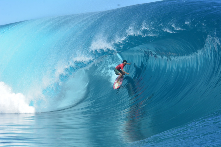 Matahi Drollet sur l'une de ses bombes ce dimanche à Teahupo'o. Matahi Drollet sur l'une de ses bombes ce dimanche à Teahupo'o.