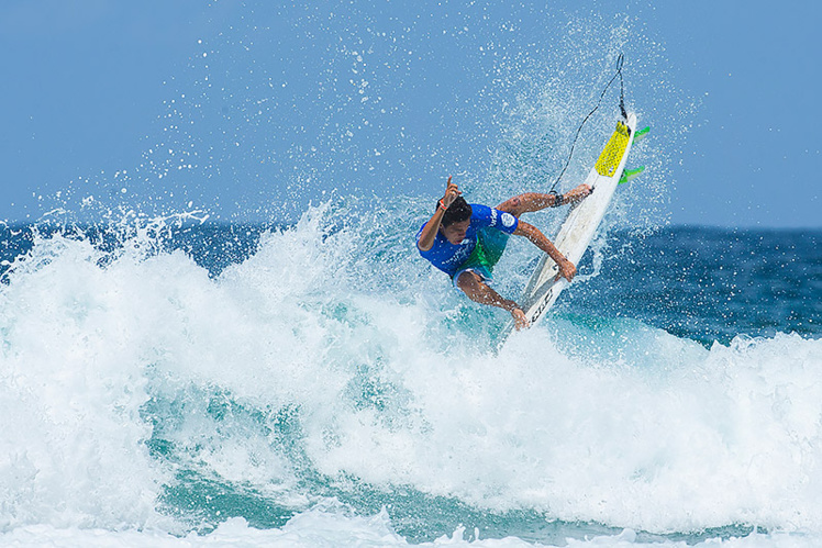 Mateia a sorti un air reverse magnifique contre Mick Fanning Photo: owenphoto.com.au