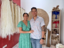 Alex Vanfau travaille avec son amie Herevai Hoata. Celle-ci gère la boutique. Alex Vanfau travaille avec son amie Herevai Hoata. Celle-ci gère la boutique.