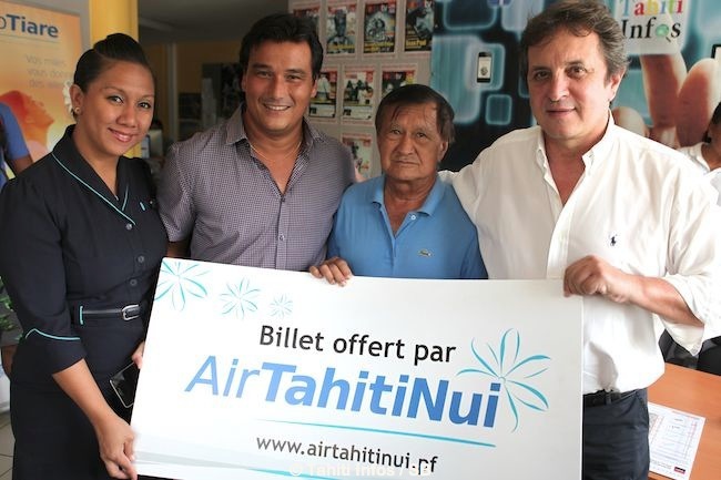 Gabriel Lahargue, heureux lecteur de Tahiti Infos, professeur de tennis, qui gagne 2 billets pour Auckland entouré par Patrick Moux et Eric Minardi de Tahiti Infos