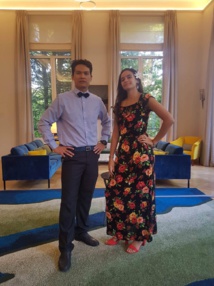 À la résidence de l'ambassadeur de France à La Haye avec Vainui Cabello de l'équipe victorieuse du CIUDLH debouts. À la résidence de l'ambassadeur de France à La Haye avec Vainui Cabello de l'équipe victorieuse du CIUDLH debouts.