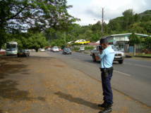 C’est avec le même genre de lunettes à visée laser (ici en action du côté de Mahina) que les gendarmes ont contrôlé cet automobiliste à très grande vitesse sur la RDO, limitée à 90 km/h.