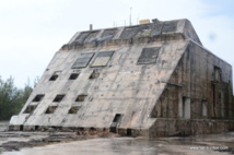 Le bunker de Moruroa à l'intérieur duquel s'enfermaient les militaires et les observateurs durant les essais nucléaires qui avaient lieu à moins d'un kilomètre de ce site. Le bunker est aujourd'hui entièrement rempli de béton.