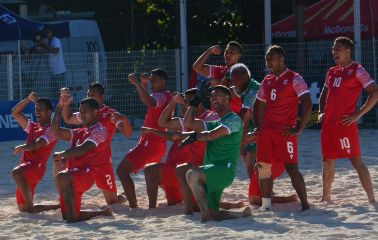 Les Tiki Toa, menés par Heimanu Taiarui, ont effectué leur traditionnel haka d'avant-match. Les Tiki Toa, menés par Heimanu Taiarui, ont effectué leur traditionnel haka d'avant-match.